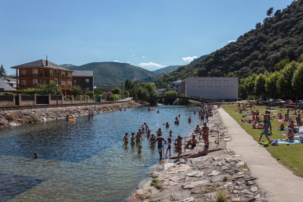 Hostal Tres Campanas Villafranca Del Bierzo Luaran gambar